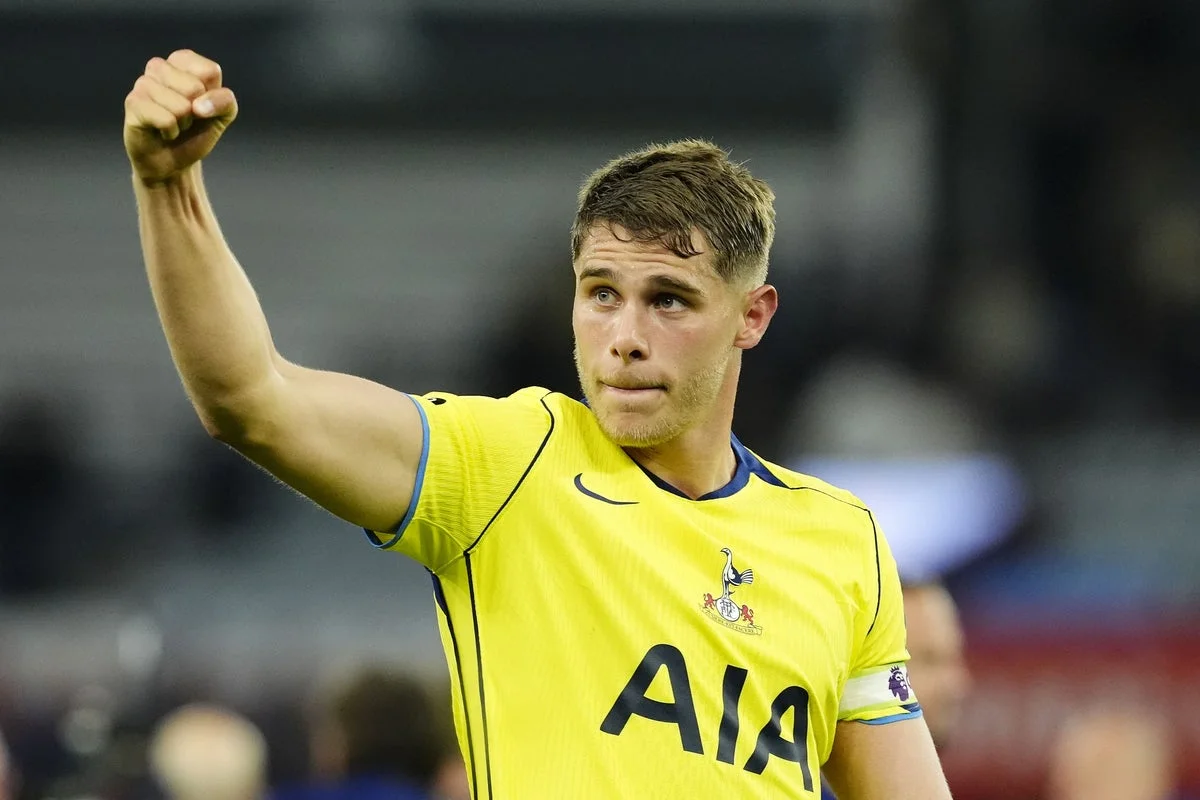 Micky van de Ven Commits to Tottenham with New Five-Year Contract